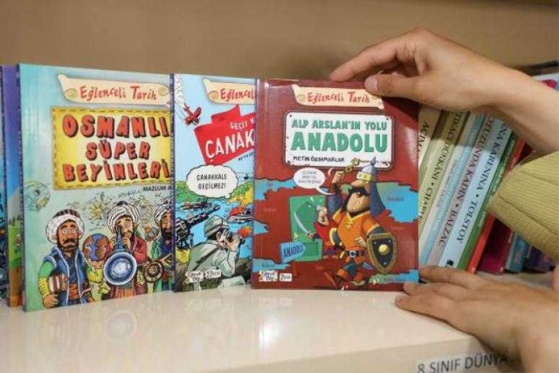 Van Gürpınar Belediyesinden 2 okula kitap desteği