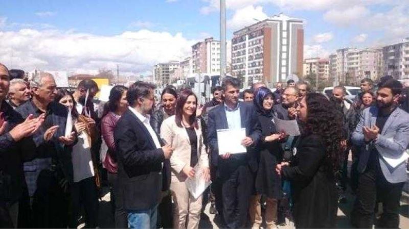 Hdp İpekyolu Belediye Başkanı Seçilen Yacan, Mazbatasını Aldı