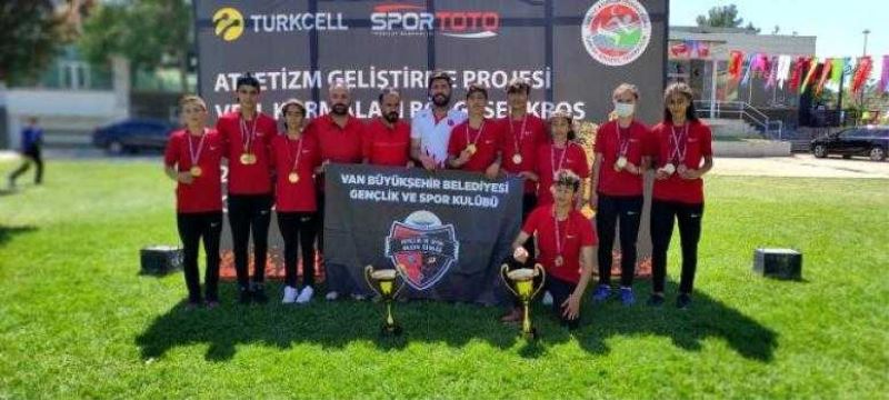 Büyükşehir Belediyesi Atletizm Takımı Vanlıları gururlandırdı 