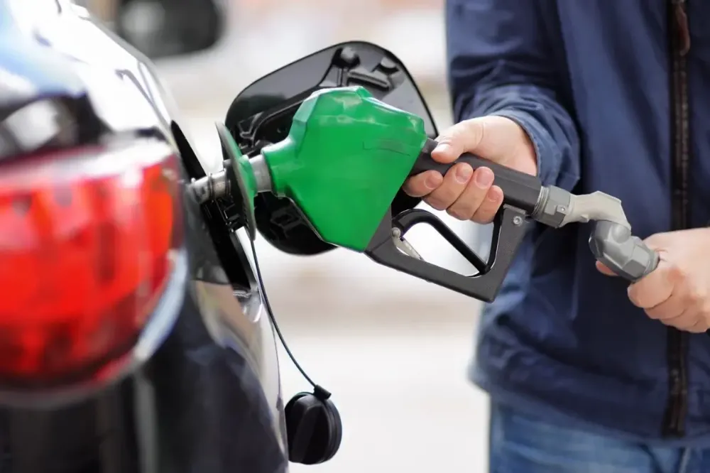 Benzine 1 lira zam geliyor