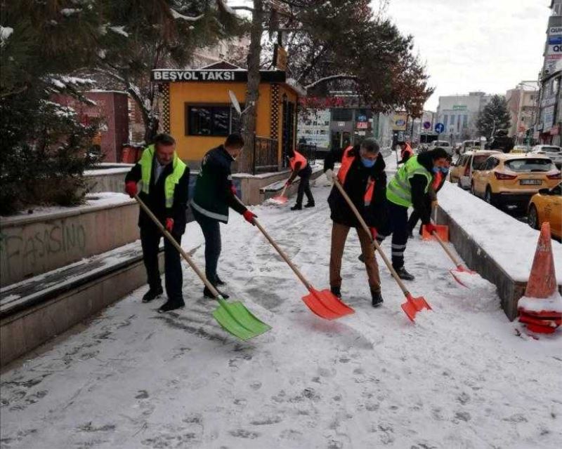 Büyük şehir belediyesinden karla mücadele 