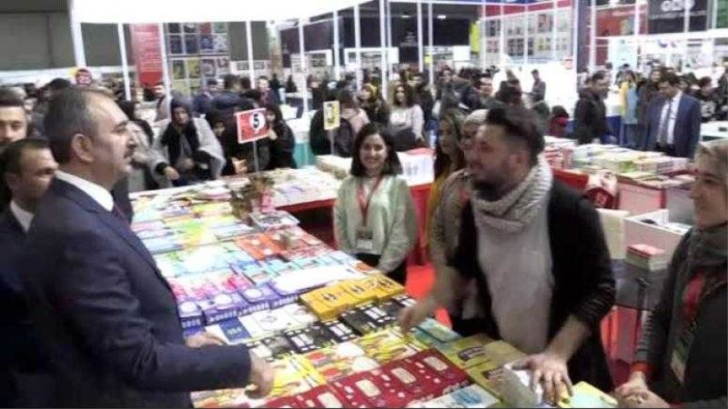 Adalet Bakanı Gül, Van Kitap Fuarını Gezdi