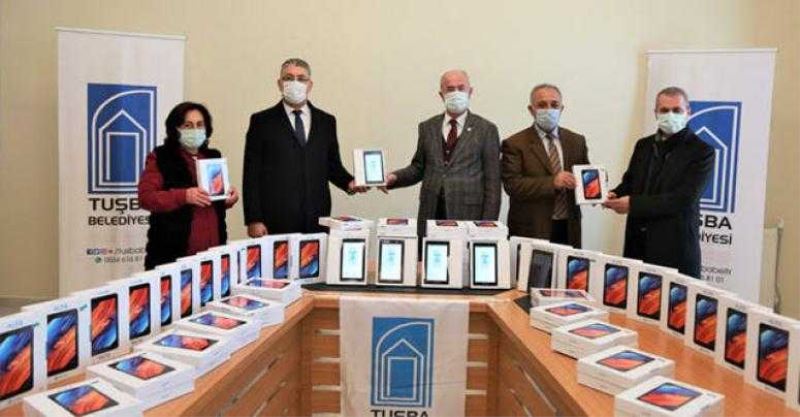 Tuşba Belediyesinden ihtiyaç sahibi öğrencilere tablet desteği